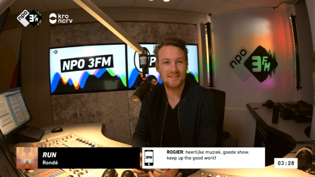 Rudy Nicola in de NPO 3FM-radiostudio