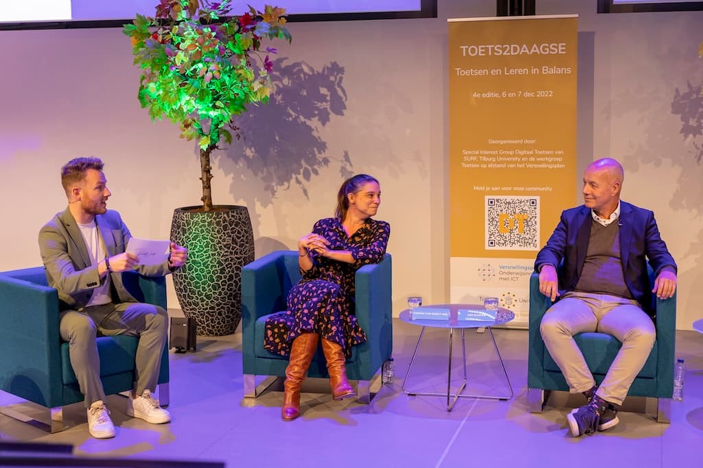 Dagvoorzitter Rudy Nicola interviewt spreker op het podium
