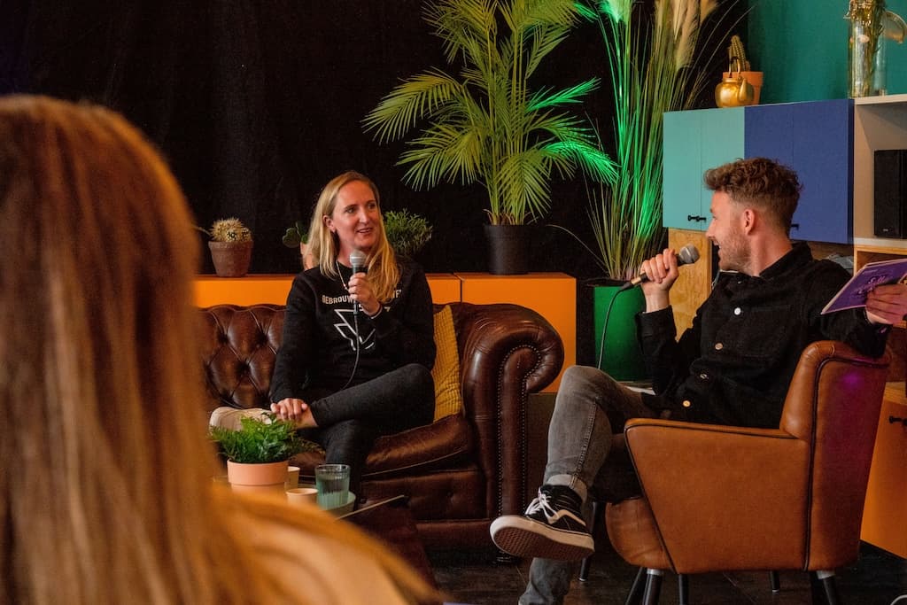 Rudy Nicola interviewt gast in lounge setting