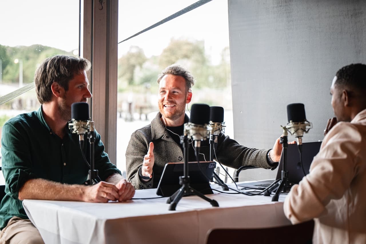 Rudy Nicola neemt een eventpodcast op met meerdere gasten aan tafel