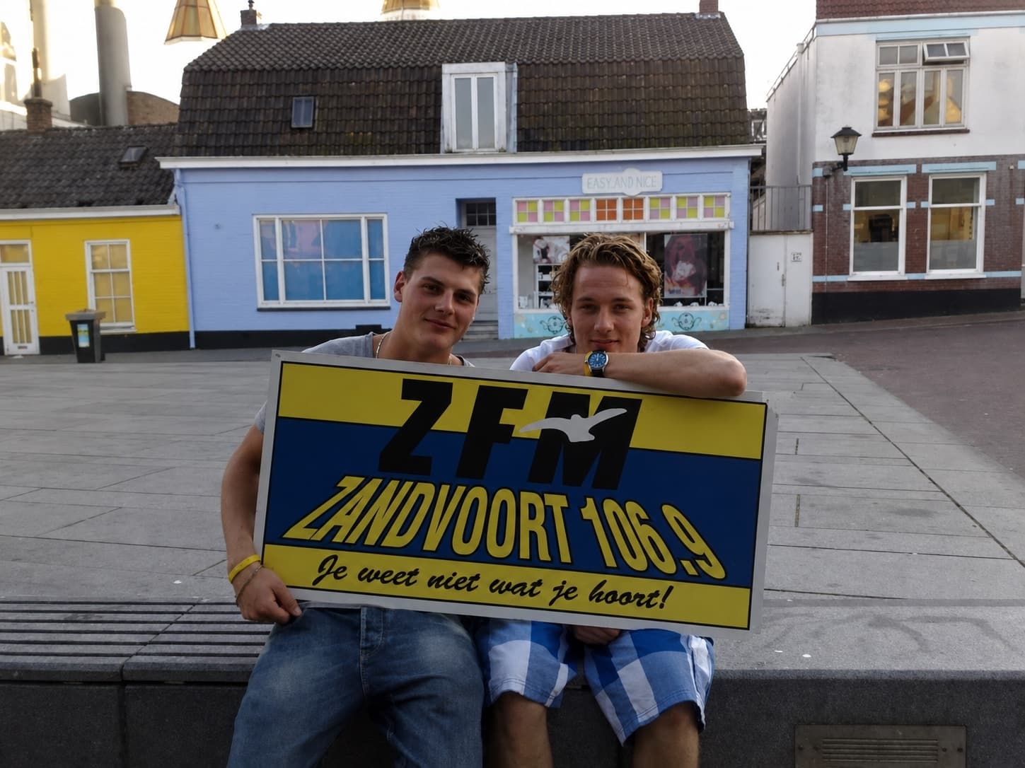 Rudy Nicola met een ZFM Zandvoort 106.9-bord, waar zijn radioloopbaan begon